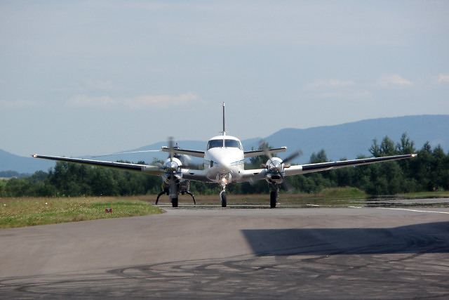 Beechcraft King Air na lotnisku w Kaniowie