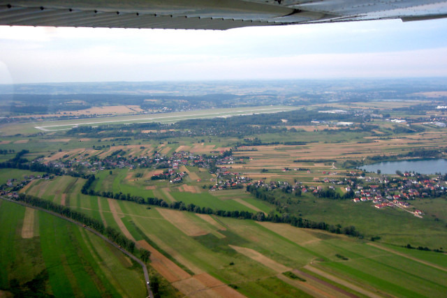 Widok ze startującego samolotu Cessna na lotnisko Kraków-Balice