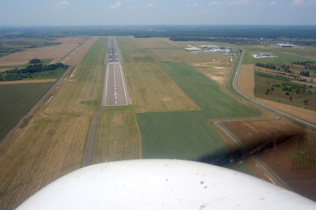 Widok na pas startowy w Rzeszowie z samolotu podchodzącego do lądowania