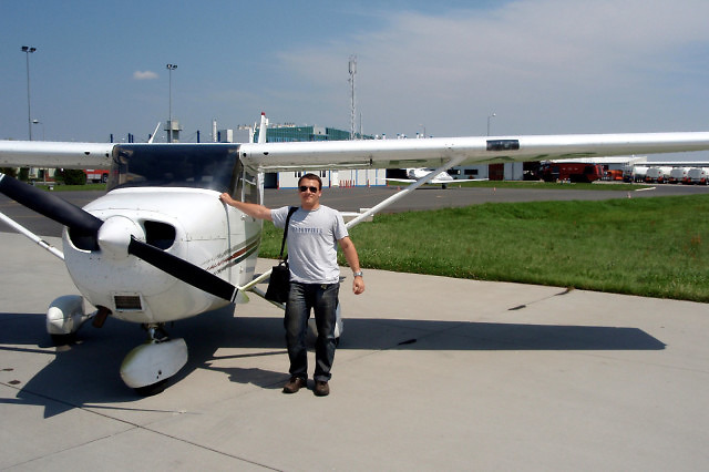 Pilot przy samolocie Cessna 172 SP-AIS na lotnisku w Rzeszowie