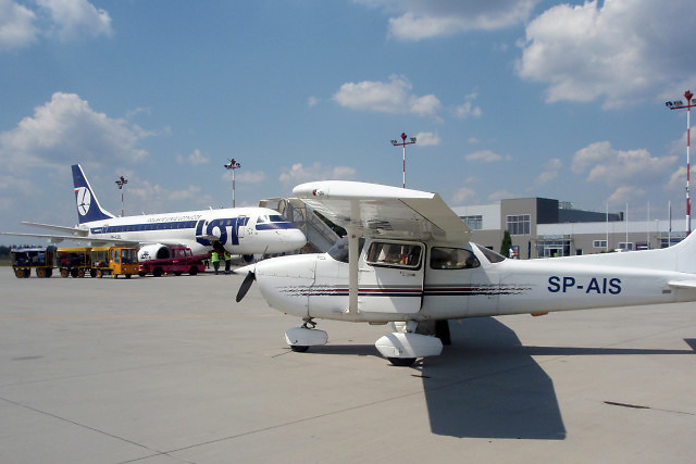 Cessna 172 SP-AIS obok Embraera PLL LOT na lotnisku w Rzeszowie