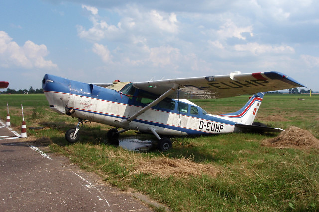 Opuszczona Cessna T207A na lotnisku w Piotrkowie Trybunalskim