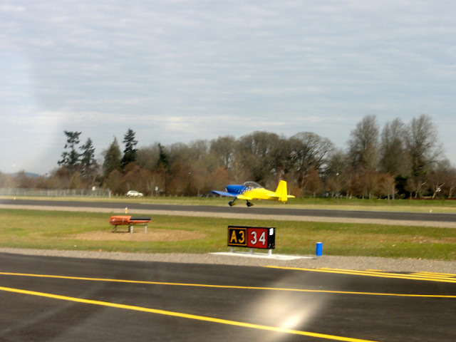 Samolot startujący z lotniska w Albany, Oregon
