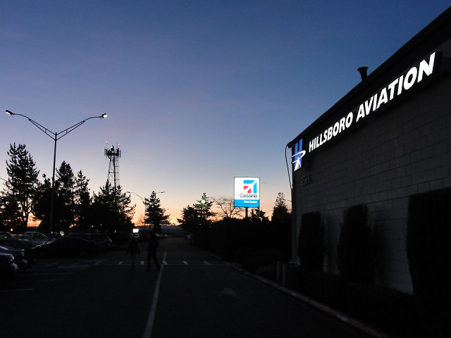 Budynek Hillsboro Aviation po zachodzie słońca