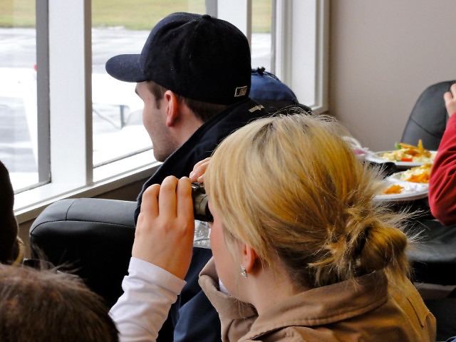 Uczniowie i instruktorzy obserwujący Obamę na lotnisku